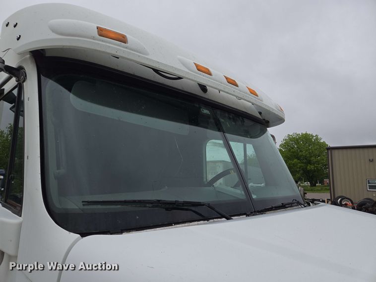 image for item EL2070 2005 Freightliner Columbia semi truck