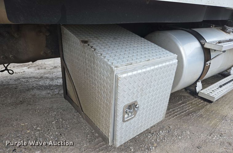 image for item EL2070 2005 Freightliner Columbia semi truck