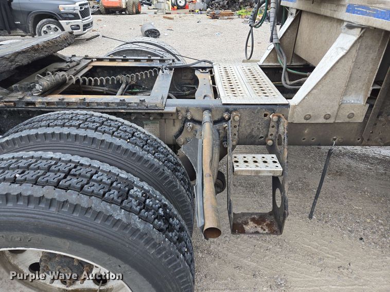 image for item EL2070 2005 Freightliner Columbia semi truck