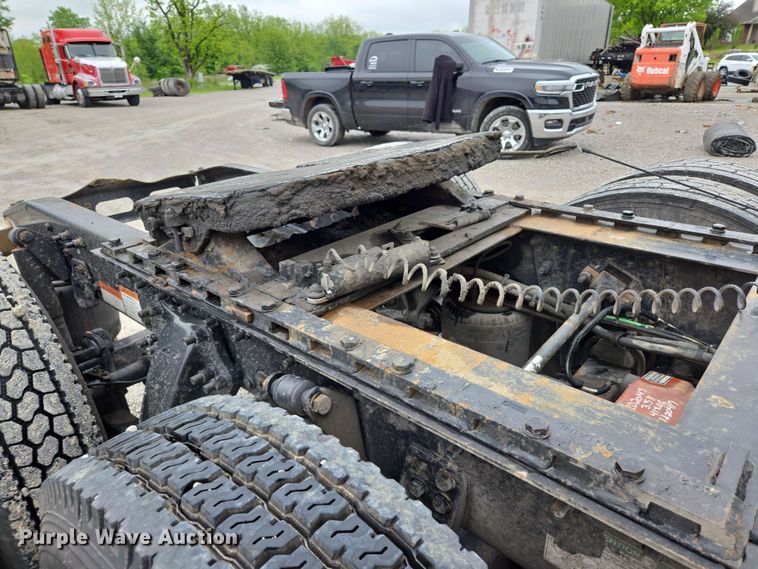 image for item EL2070 2005 Freightliner Columbia semi truck