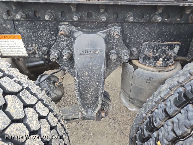 image for item EL2070 2005 Freightliner Columbia semi truck