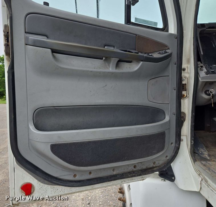 image for item EL2070 2005 Freightliner Columbia semi truck