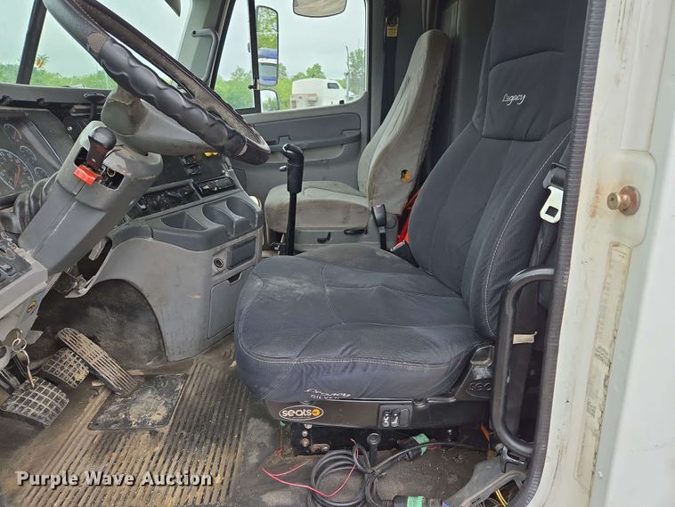 image for item EL2070 2005 Freightliner Columbia semi truck