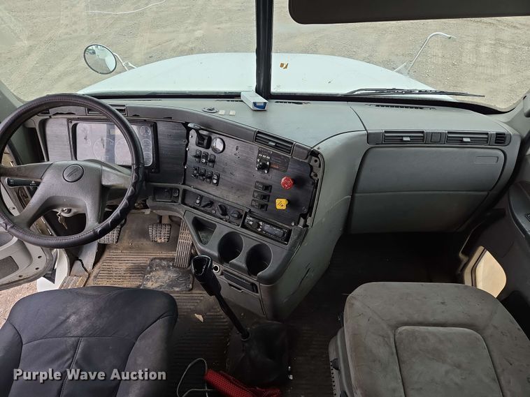 image for item EL2070 2005 Freightliner Columbia semi truck