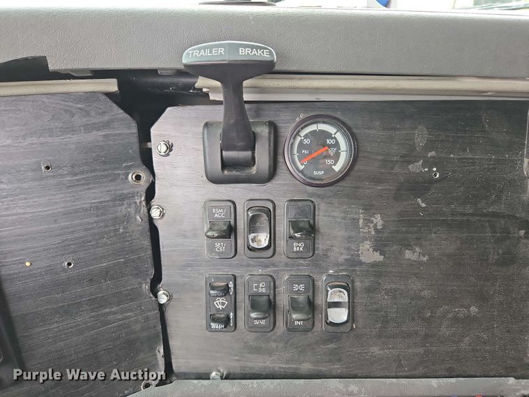 image for item EL2070 2005 Freightliner Columbia semi truck