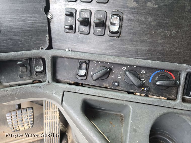 image for item EL2070 2005 Freightliner Columbia semi truck