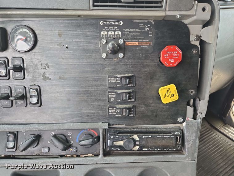 image for item EL2070 2005 Freightliner Columbia semi truck