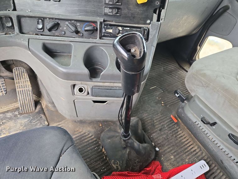 image for item EL2070 2005 Freightliner Columbia semi truck