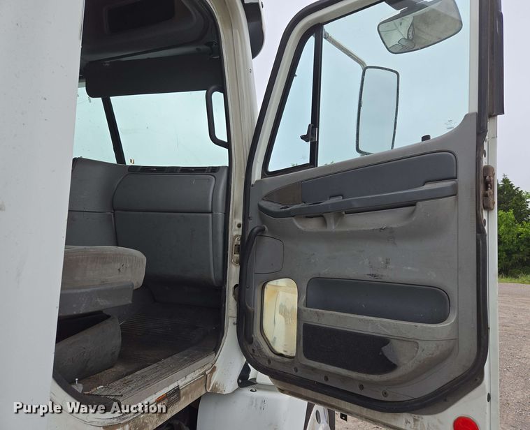 image for item EL2070 2005 Freightliner Columbia semi truck