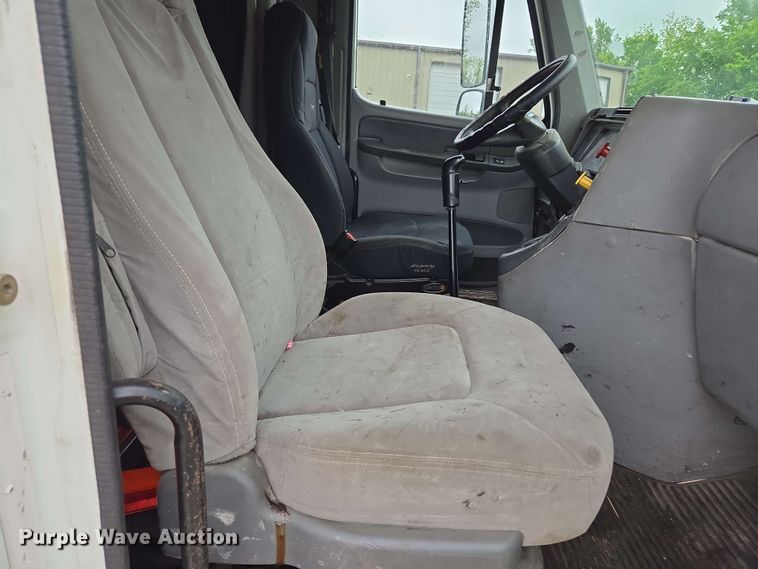 image for item EL2070 2005 Freightliner Columbia semi truck