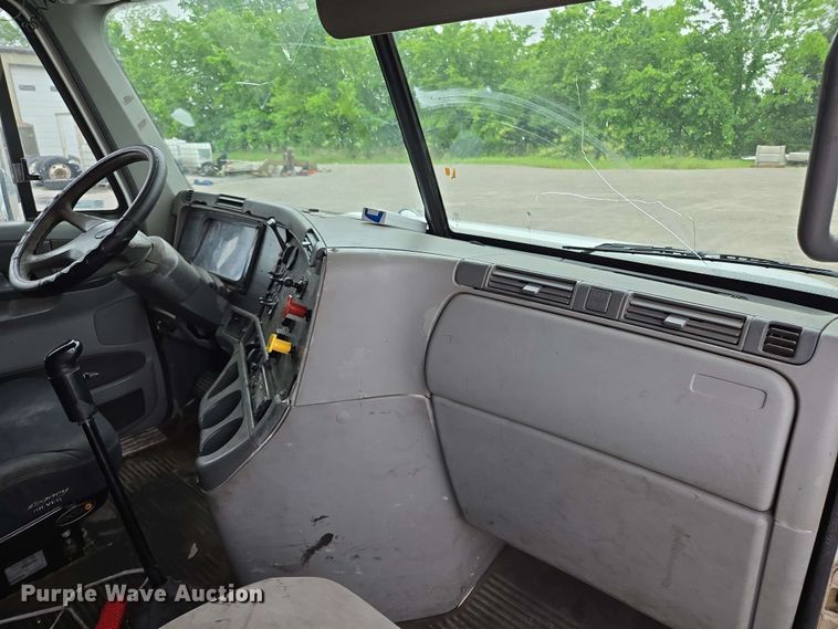 image for item EL2070 2005 Freightliner Columbia semi truck