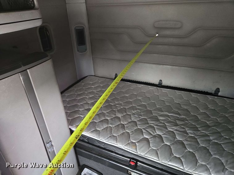 image for item EL2070 2005 Freightliner Columbia semi truck