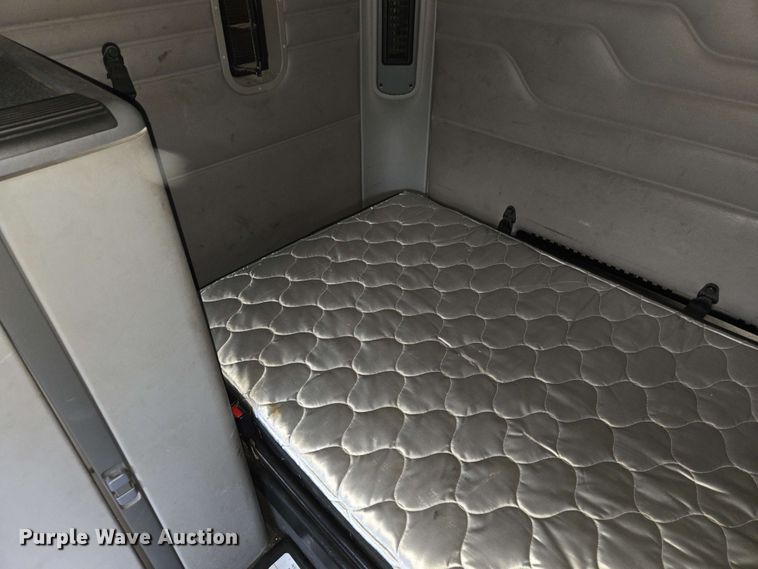 image for item EL2070 2005 Freightliner Columbia semi truck