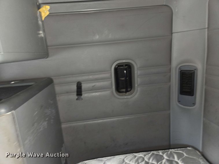 image for item EL2070 2005 Freightliner Columbia semi truck