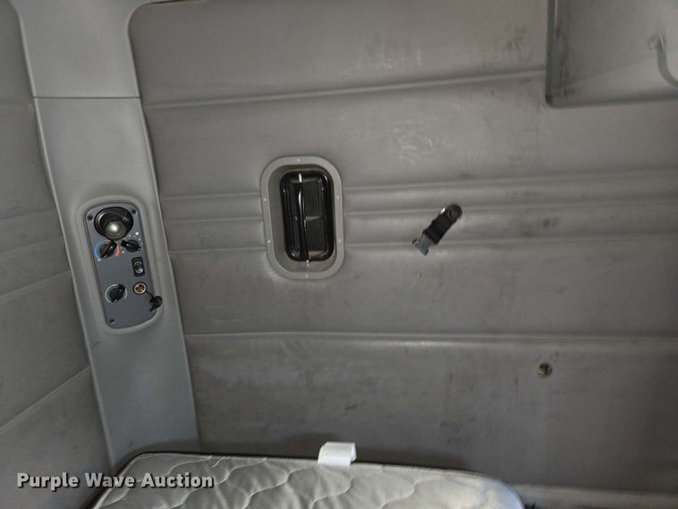 image for item EL2070 2005 Freightliner Columbia semi truck