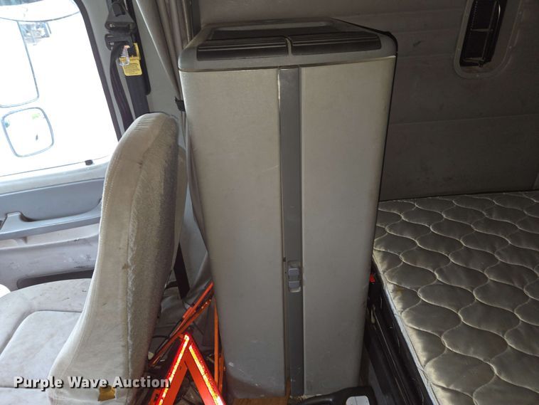 image for item EL2070 2005 Freightliner Columbia semi truck