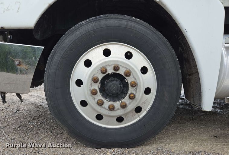 image for item EL2070 2005 Freightliner Columbia semi truck