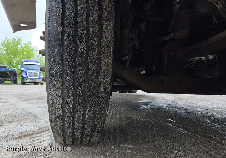 image for item EL2070 2005 Freightliner Columbia semi truck