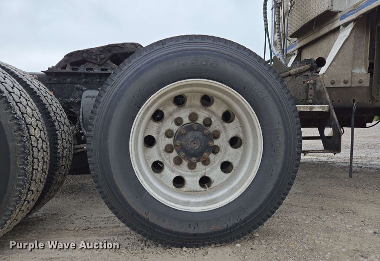 image for item EL2070 2005 Freightliner Columbia semi truck