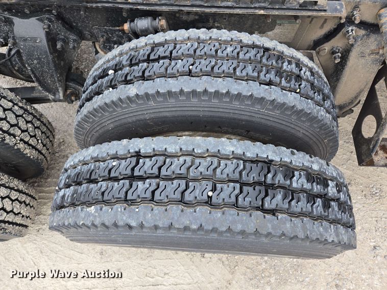 image for item EL2070 2005 Freightliner Columbia semi truck