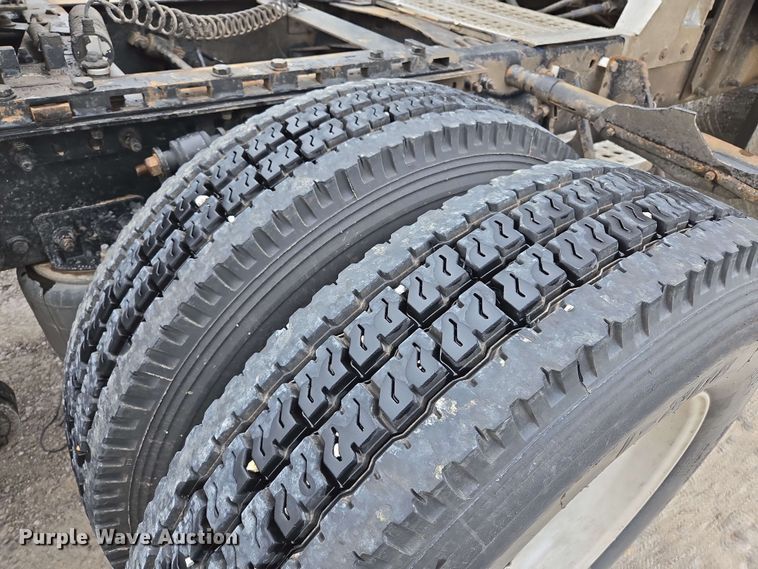 image for item EL2070 2005 Freightliner Columbia semi truck