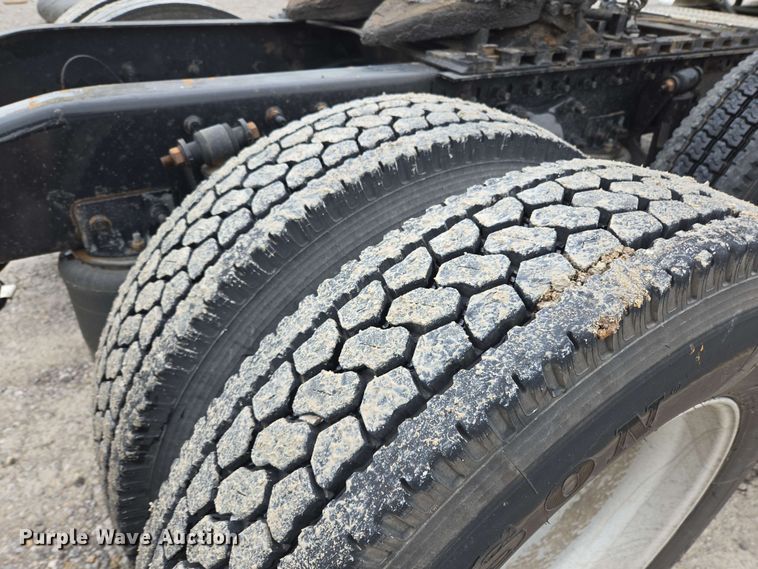 image for item EL2070 2005 Freightliner Columbia semi truck