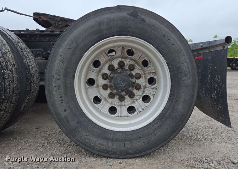 image for item EL2070 2005 Freightliner Columbia semi truck