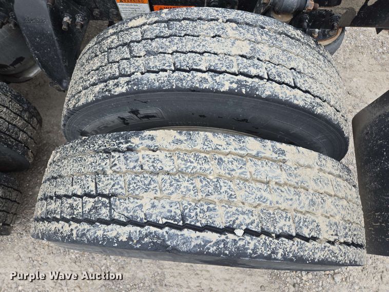 image for item EL2070 2005 Freightliner Columbia semi truck