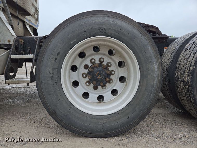 image for item EL2070 2005 Freightliner Columbia semi truck