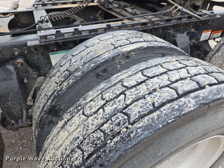 image for item EL2070 2005 Freightliner Columbia semi truck