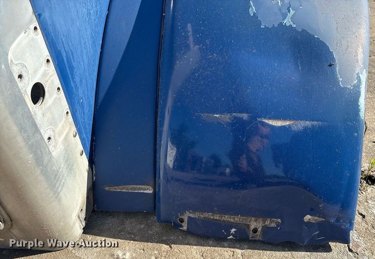 image for item EM2507 Peterbilt semi truck hood