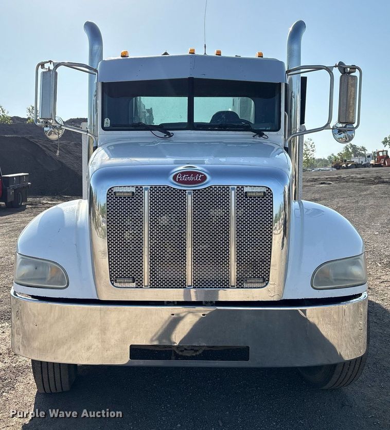 image for item EM2523 2005 Peterbilt 335 utility / service truck