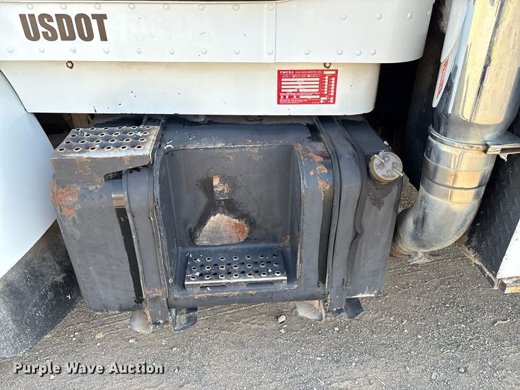 image for item EM2523 2005 Peterbilt 335 utility / service truck