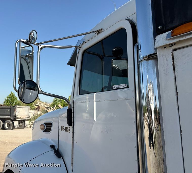 image for item EM2523 2005 Peterbilt 335 utility / service truck