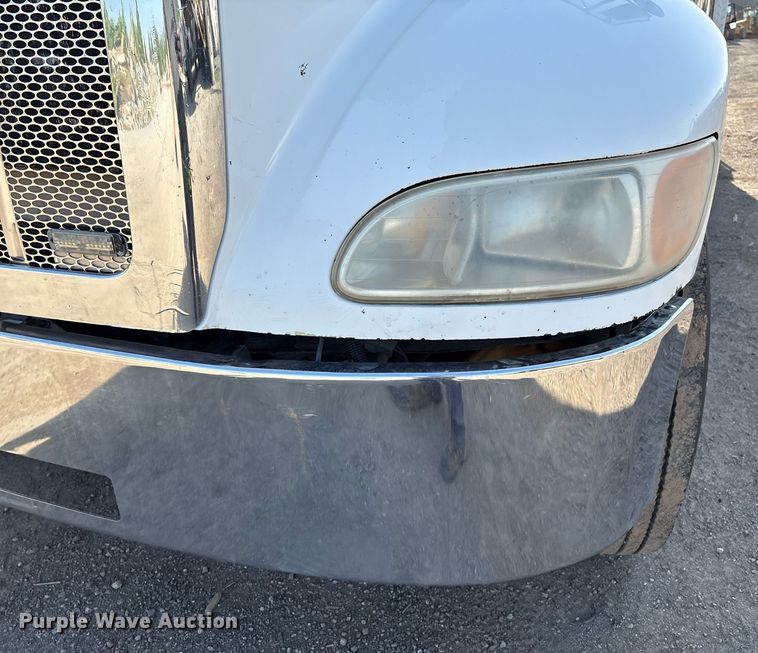 image for item EM2523 2005 Peterbilt 335 utility / service truck