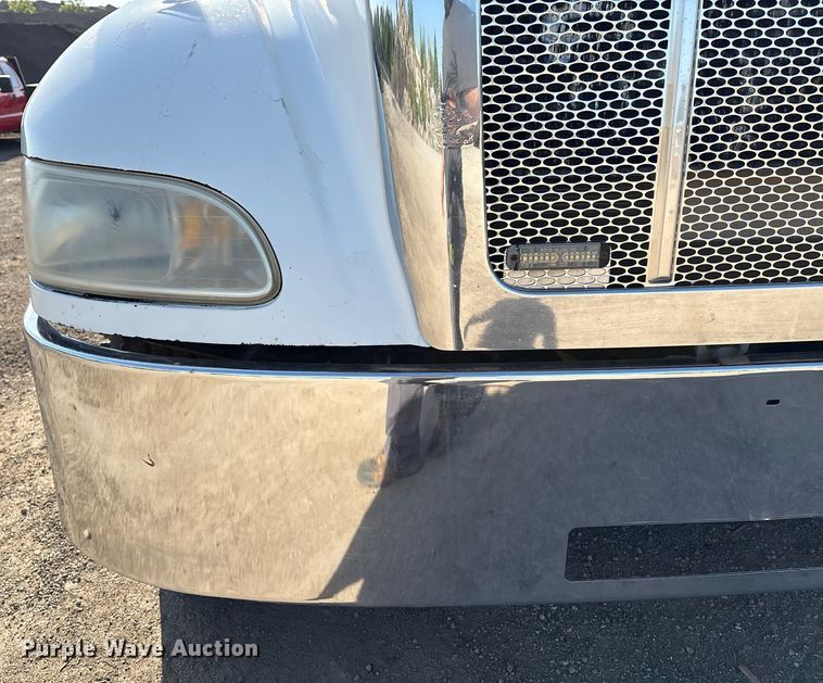 image for item EM2523 2005 Peterbilt 335 utility / service truck