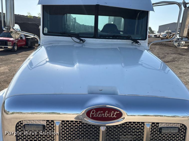 image for item EM2523 2005 Peterbilt 335 utility / service truck