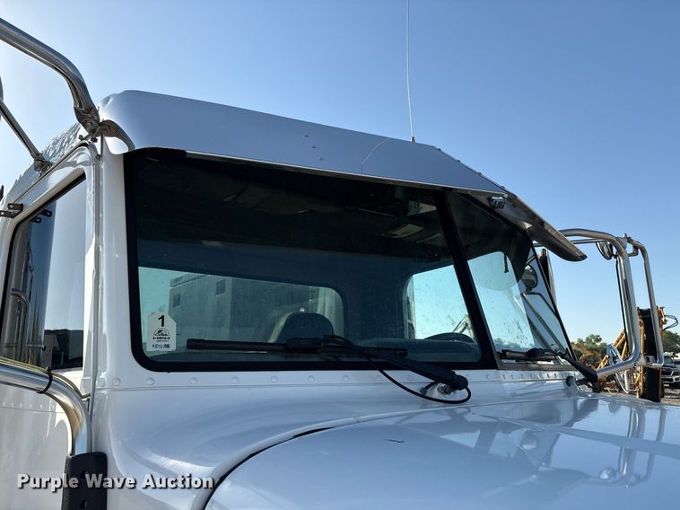 image for item EM2523 2005 Peterbilt 335 utility / service truck