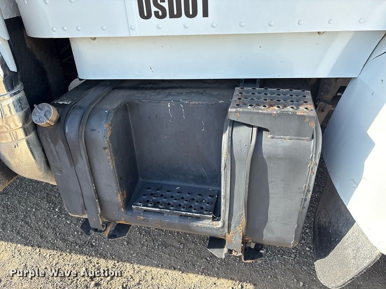 image for item EM2523 2005 Peterbilt 335 utility / service truck