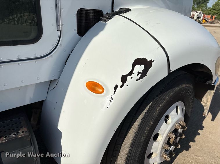 image for item EM2523 2005 Peterbilt 335 utility / service truck