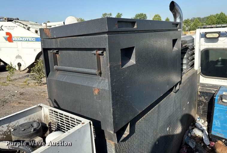 image for item EM2523 2005 Peterbilt 335 utility / service truck