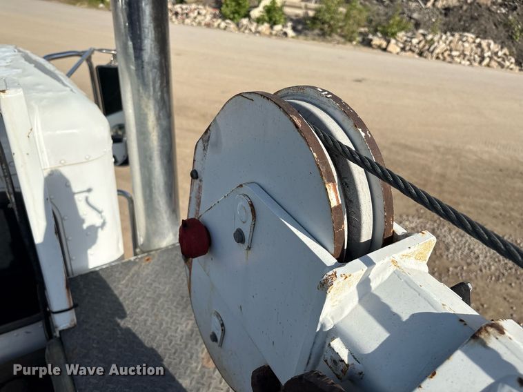 image for item EM2523 2005 Peterbilt 335 utility / service truck