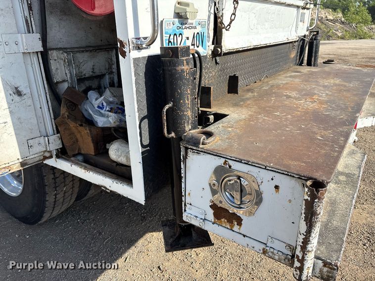 image for item EM2523 2005 Peterbilt 335 utility / service truck