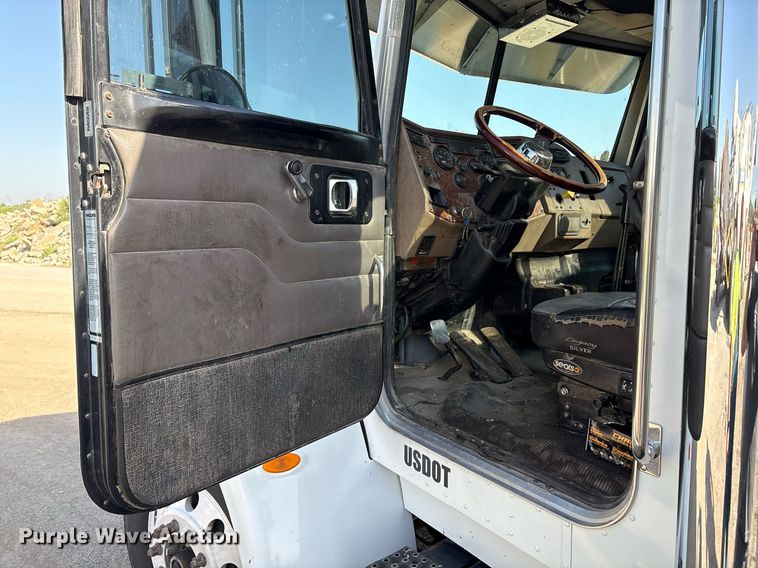 image for item EM2523 2005 Peterbilt 335 utility / service truck