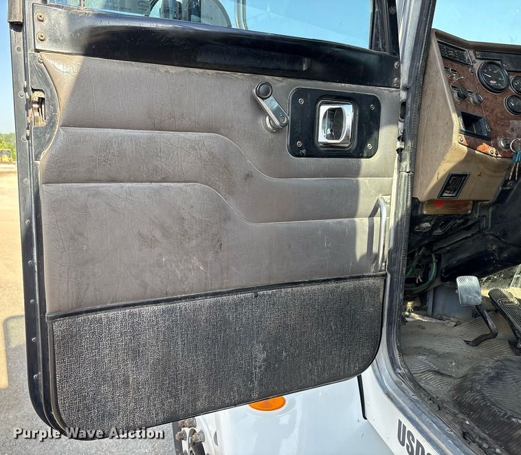 image for item EM2523 2005 Peterbilt 335 utility / service truck