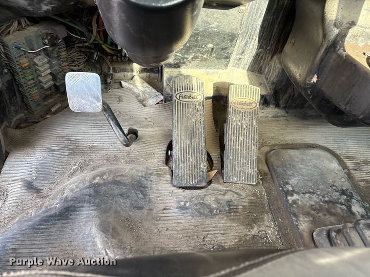 image for item EM2523 2005 Peterbilt 335 utility / service truck