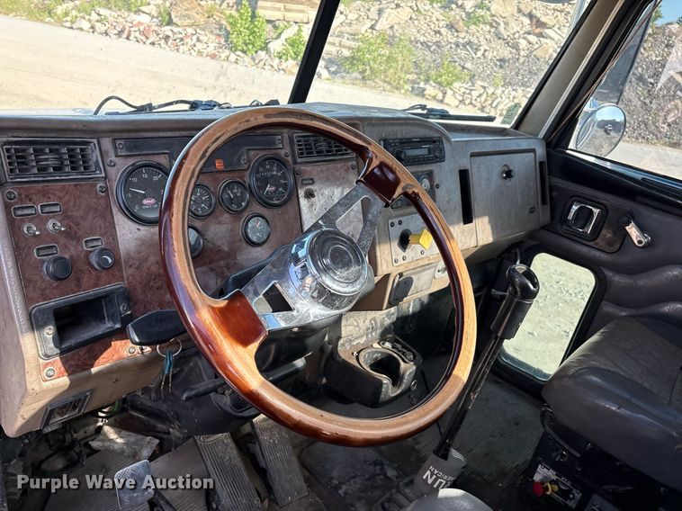 image for item EM2523 2005 Peterbilt 335 utility / service truck