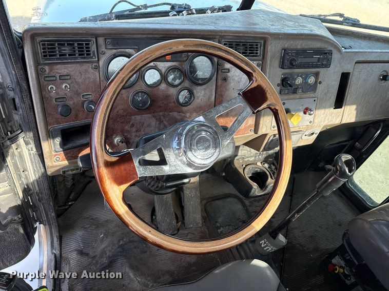 image for item EM2523 2005 Peterbilt 335 utility / service truck