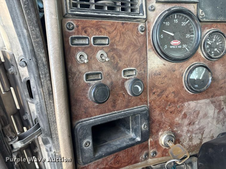 image for item EM2523 2005 Peterbilt 335 utility / service truck