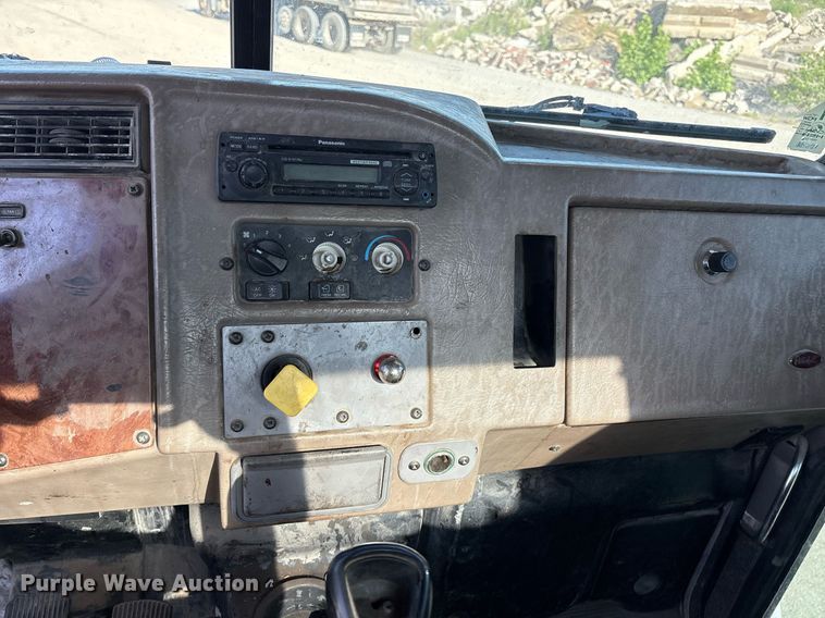 image for item EM2523 2005 Peterbilt 335 utility / service truck